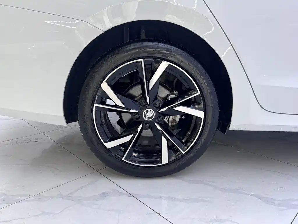 Skoda Octavia 2023 — фото 20