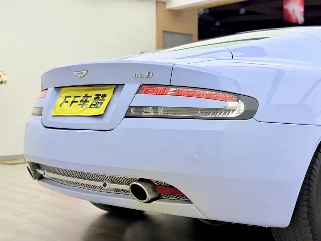 Aston Martin DB9 2011 — фото 11