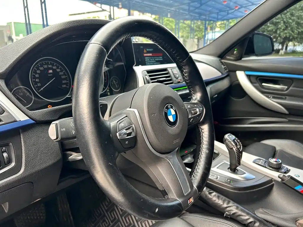 BMW 3 Series 2019 — фото 13