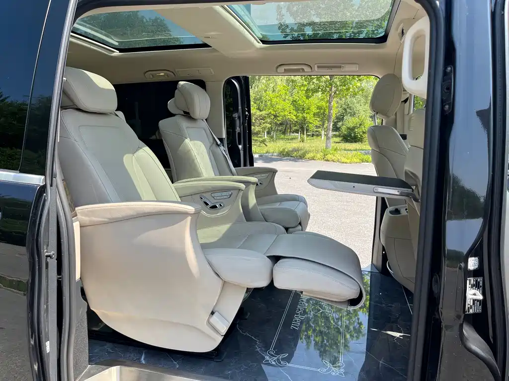 Mercedes-Benz V-Class 2019 — фото 18