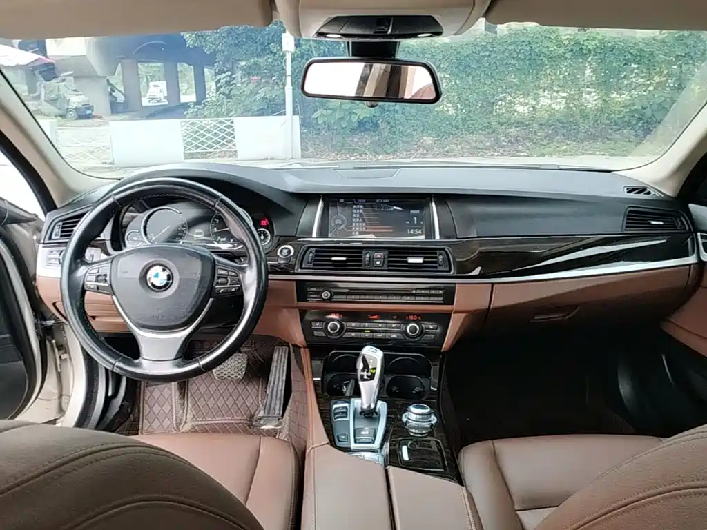BMW 5 Series 2017 — фото 10