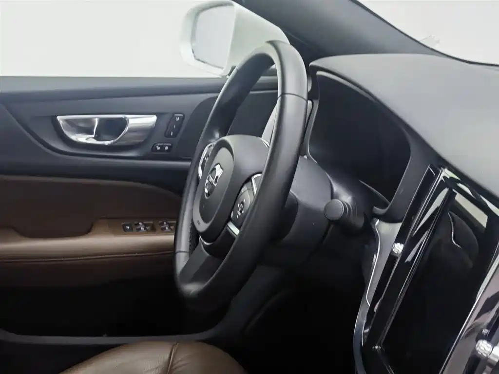 Volvo S60 2023 — фото 22