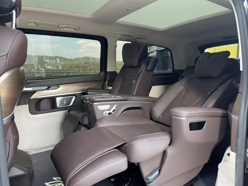Mercedes-Benz V-Class 2023 — фото 10