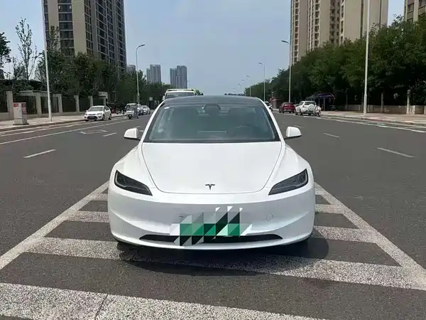 Tesla Model 3 2025