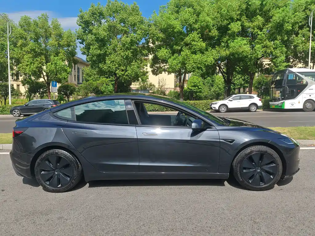 Tesla Model 3 2025 — фото 18