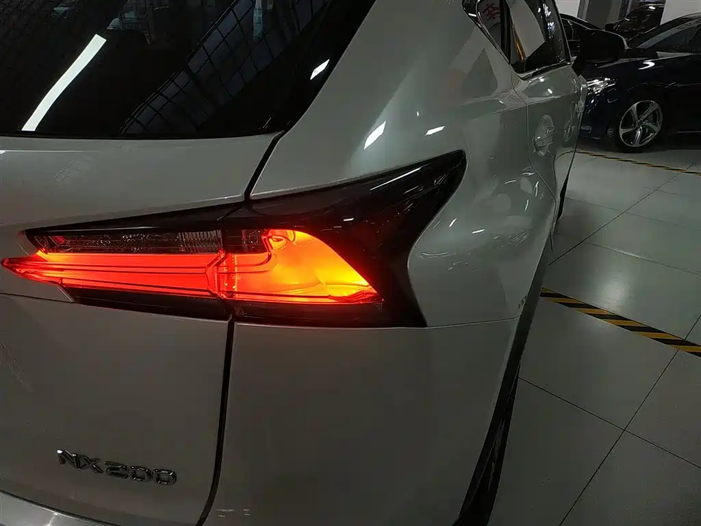 Lexus NX 2016 — фото 24