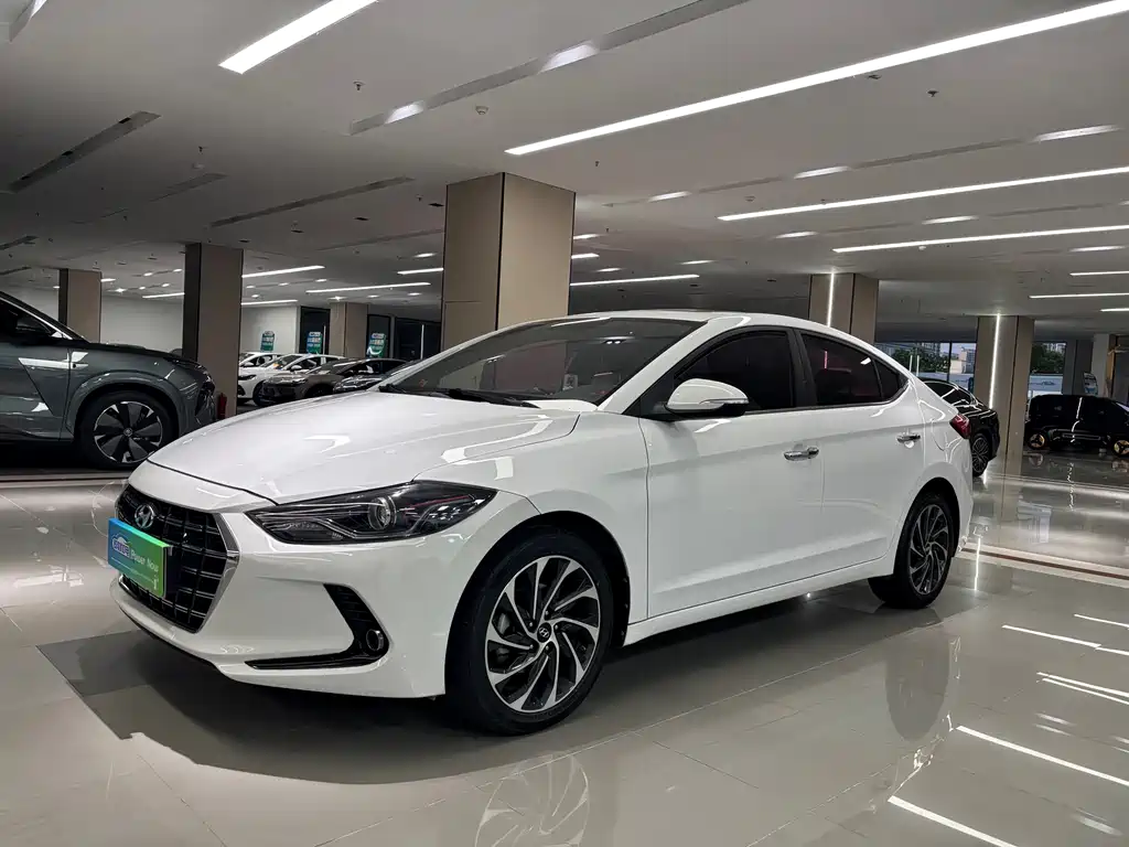 Hyundai Elantra 2019 — фото 1