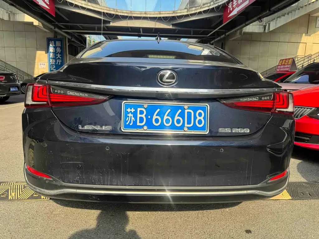 Lexus ES 2018 — фото 11