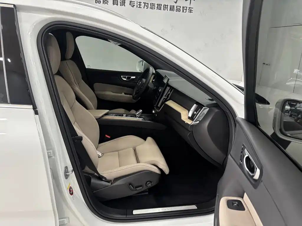 Volvo XC60 2025 — фото 24