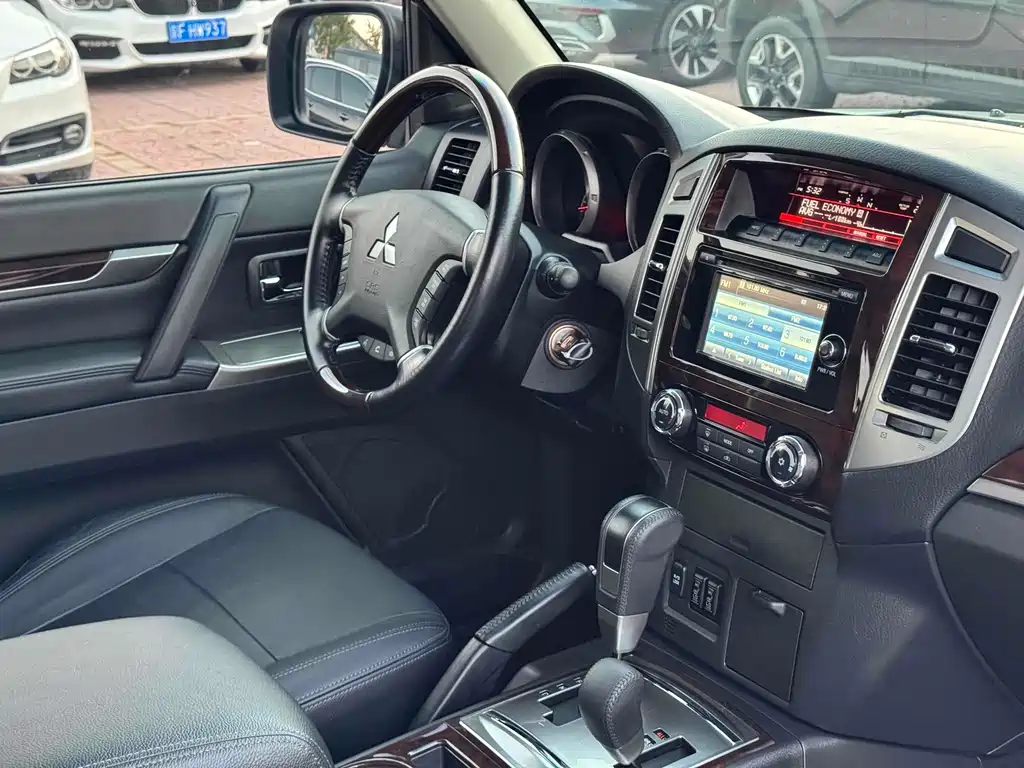 Mitsubishi Pajero 2019 — фото 12