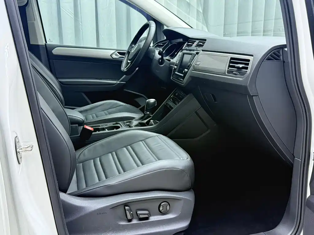 Volkswagen Touran 2023 — фото 17