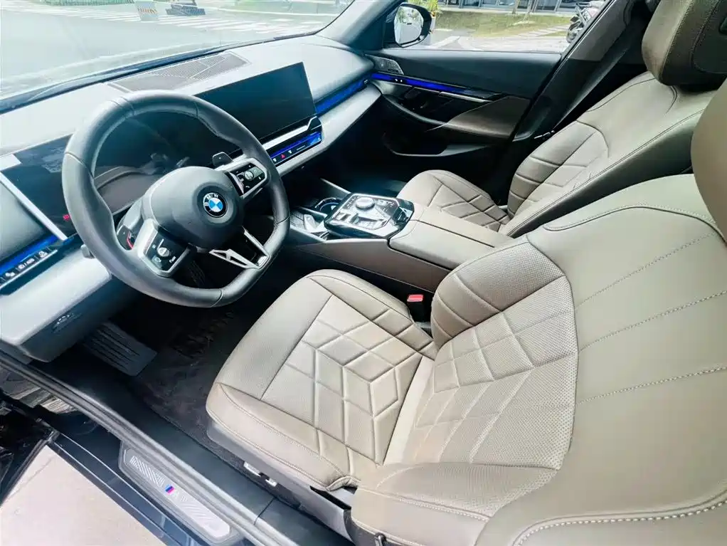 BMW 5 Series 2025 — фото 18
