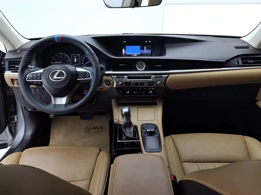 Lexus ES 2018 — фото 12