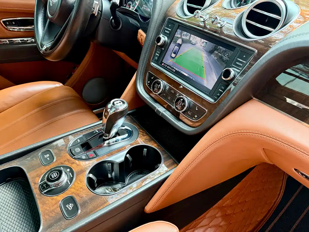 Bentley Bentayga 2019 — фото 11