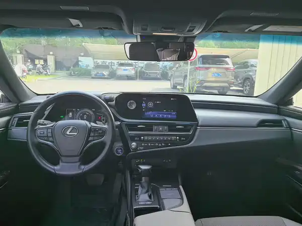 Lexus ES 2022