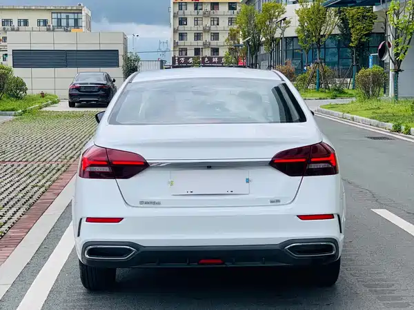 Geely Emgrand 2022
