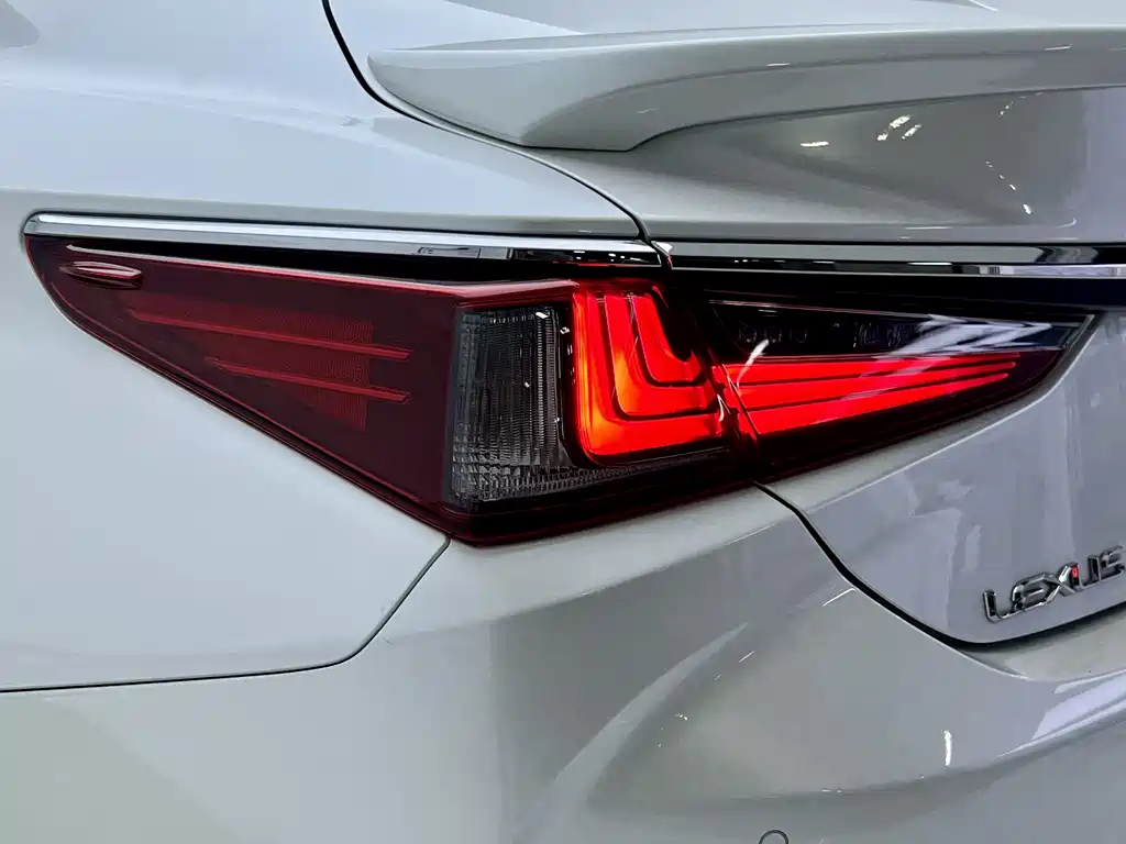 Lexus ES 2018 — фото 17
