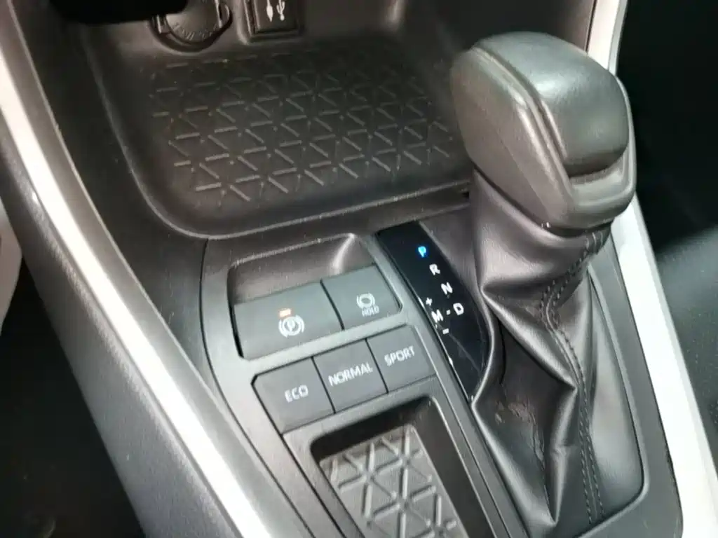 Toyota RAV4 2020 — фото 13