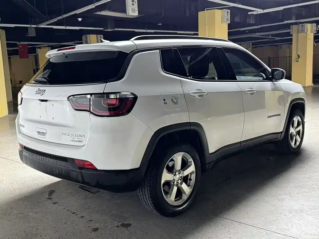 Jeep Compass 2018 — фото 15