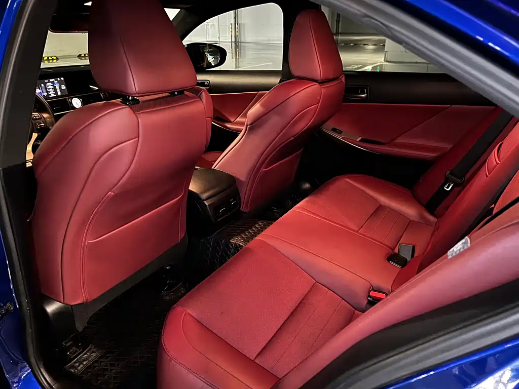 Lexus IS 2018 — фото 10