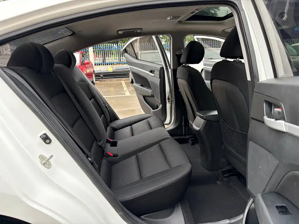 Hyundai Elantra 2018 — фото 14
