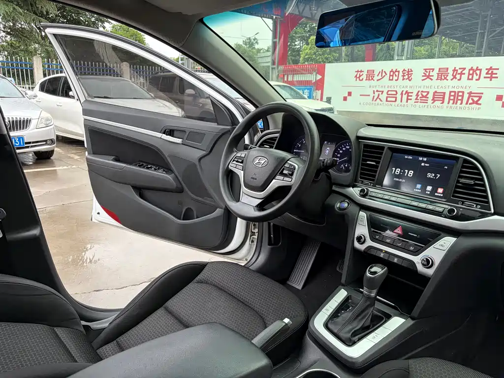 Hyundai Elantra 2018 — фото 11