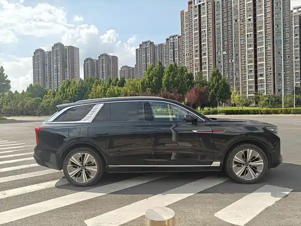 Hongqi E-HS9 2023