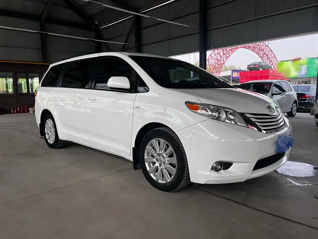 Toyota Sienna 2017 — фото 3