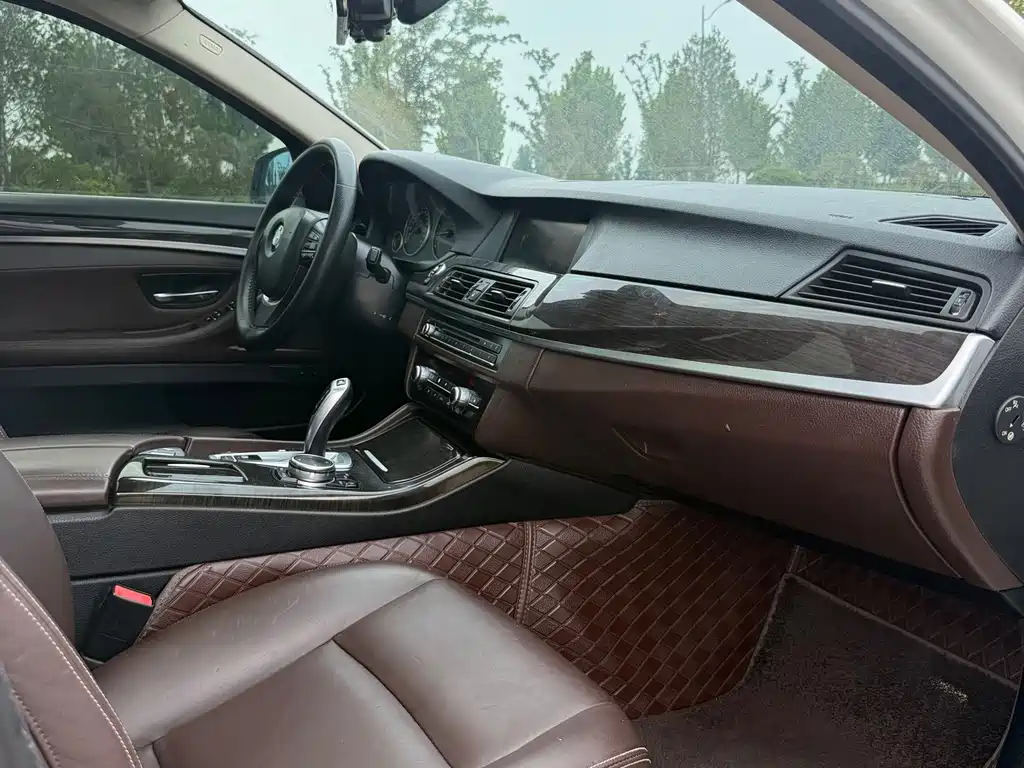BMW 5 Series 2015 — фото 17