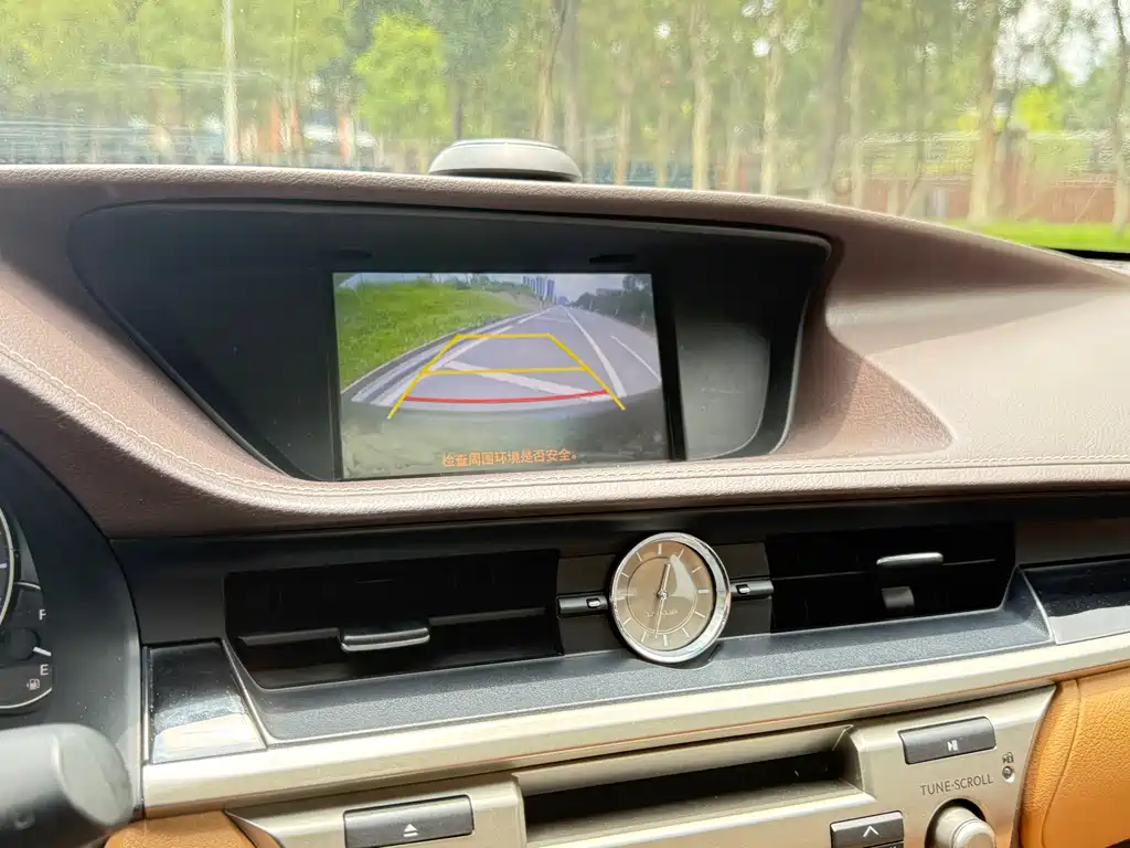 Lexus ES 2016 — фото 15