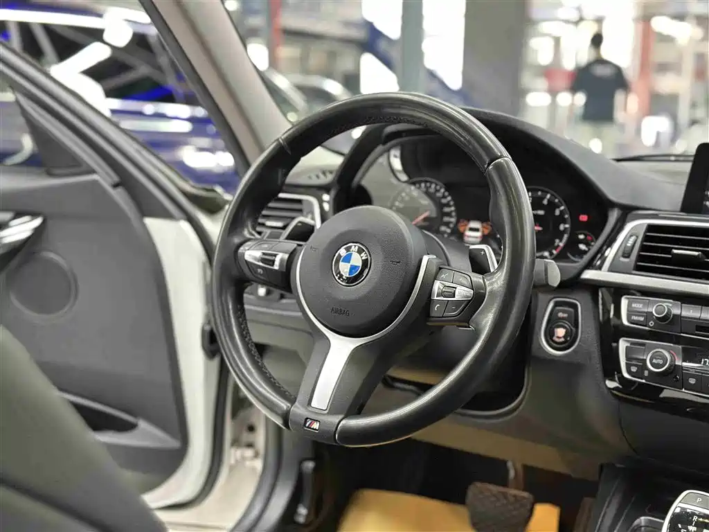 BMW 3 Series 2019 — фото 11