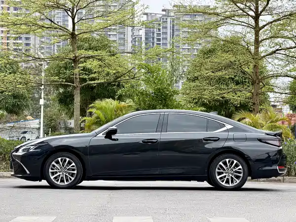 Lexus ES 2025