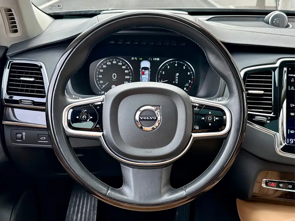 Volvo XC90 2016 — фото 9