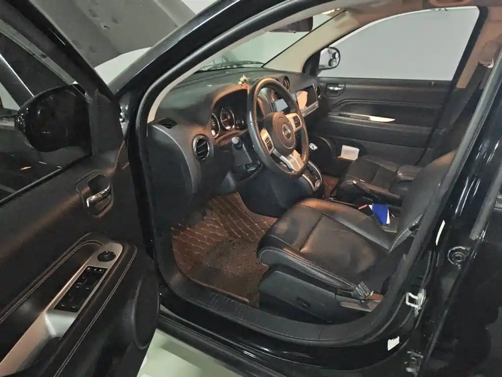 Jeep Compass 2015 — фото 12