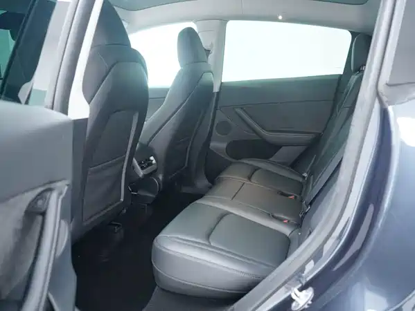 Tesla Model Y 2025