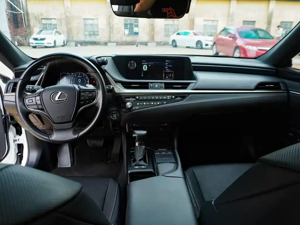 Lexus ES 2020 — фото 14