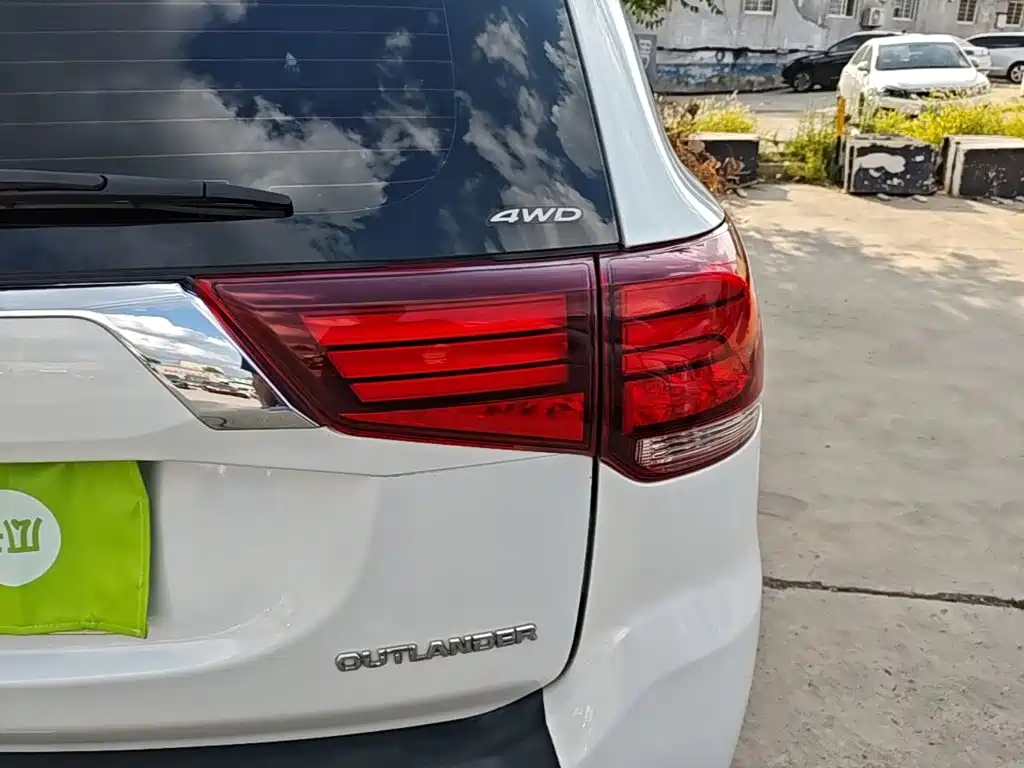 Mitsubishi Outlander 2018 — фото 8