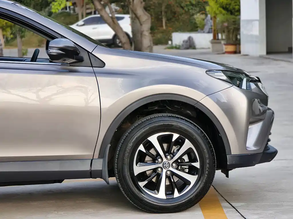 Toyota RAV4 2017 — фото 6