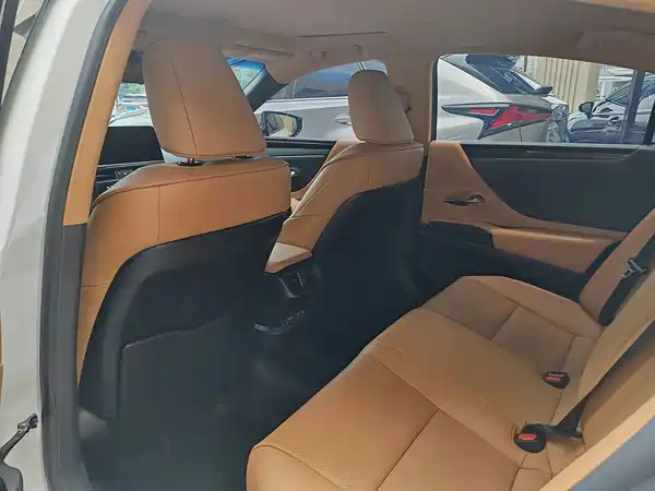 Lexus ES 2024