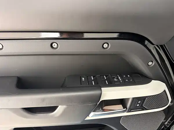 Land Rover Defender 2024
