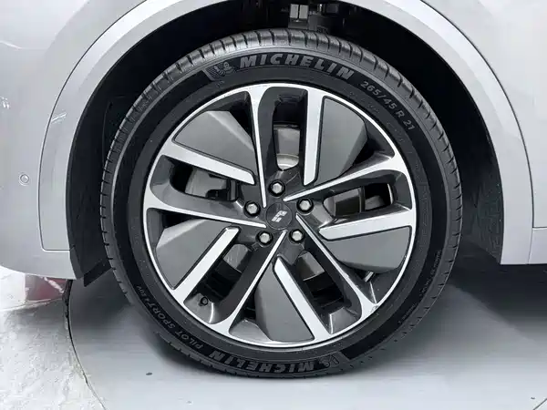 Li Auto L9 2025