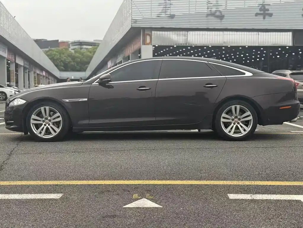 Jaguar XJ 2016 — фото 7