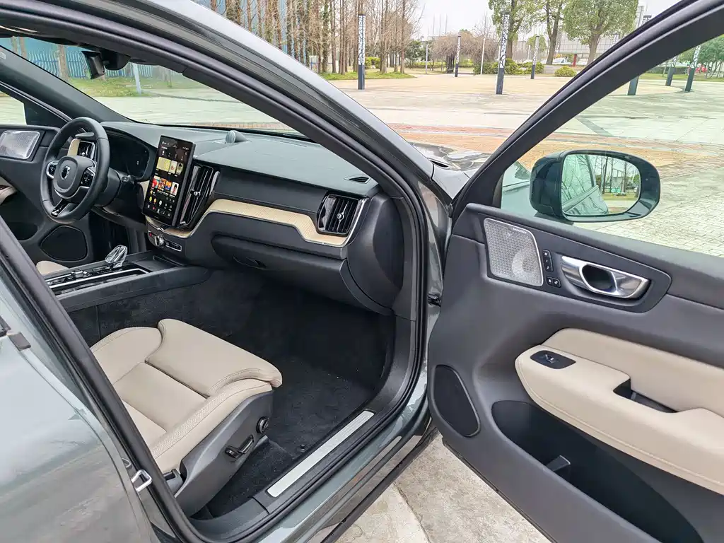 Volvo XC60 2025 — фото 37