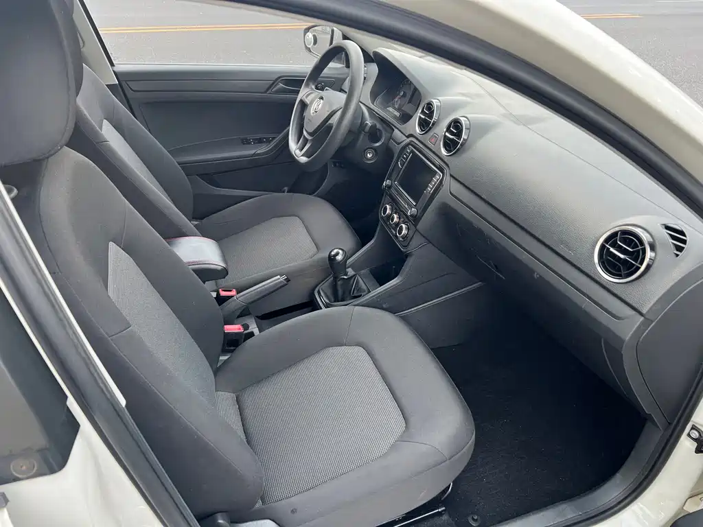 Volkswagen Jetta 2018 — фото 12