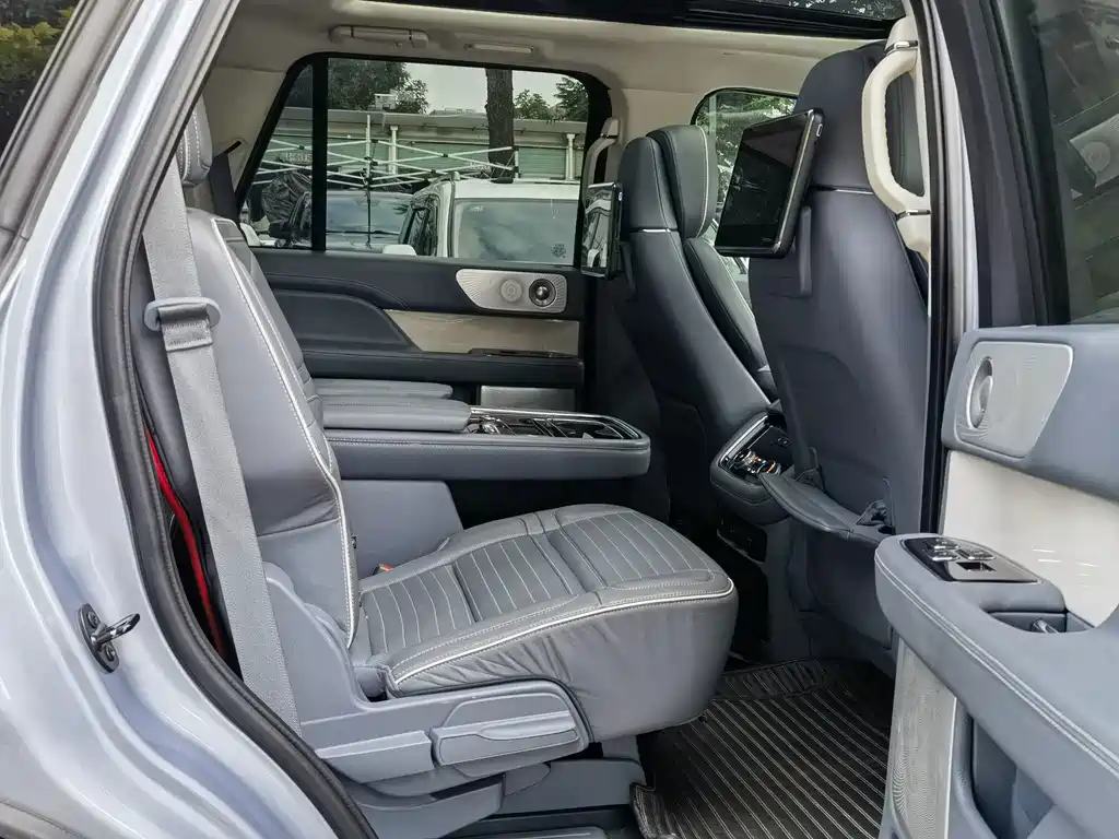 Lincoln Navigator 2019 — фото 11