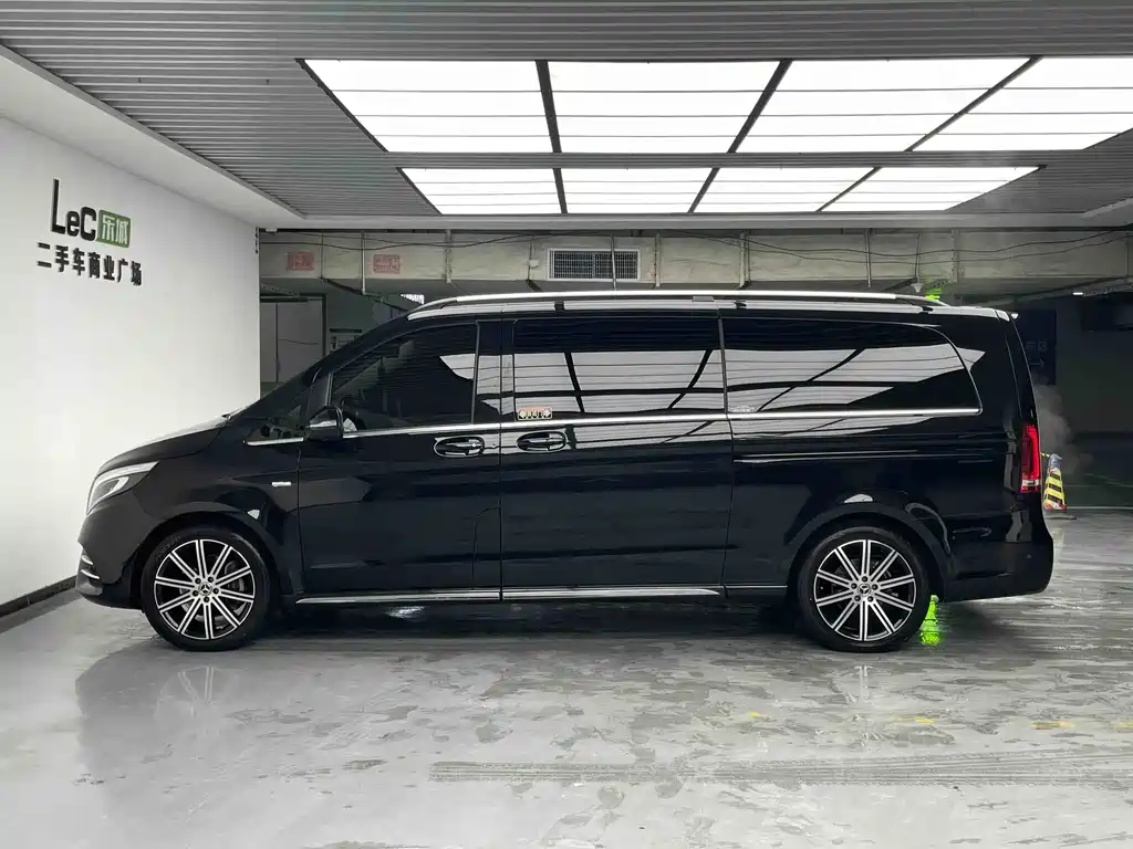 Mercedes-Benz V-Class 2022 — фото 17