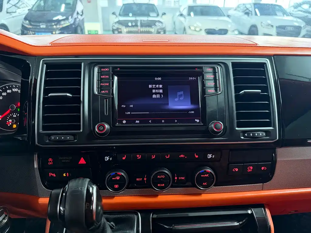 Volkswagen Multivan 2017 — фото 19