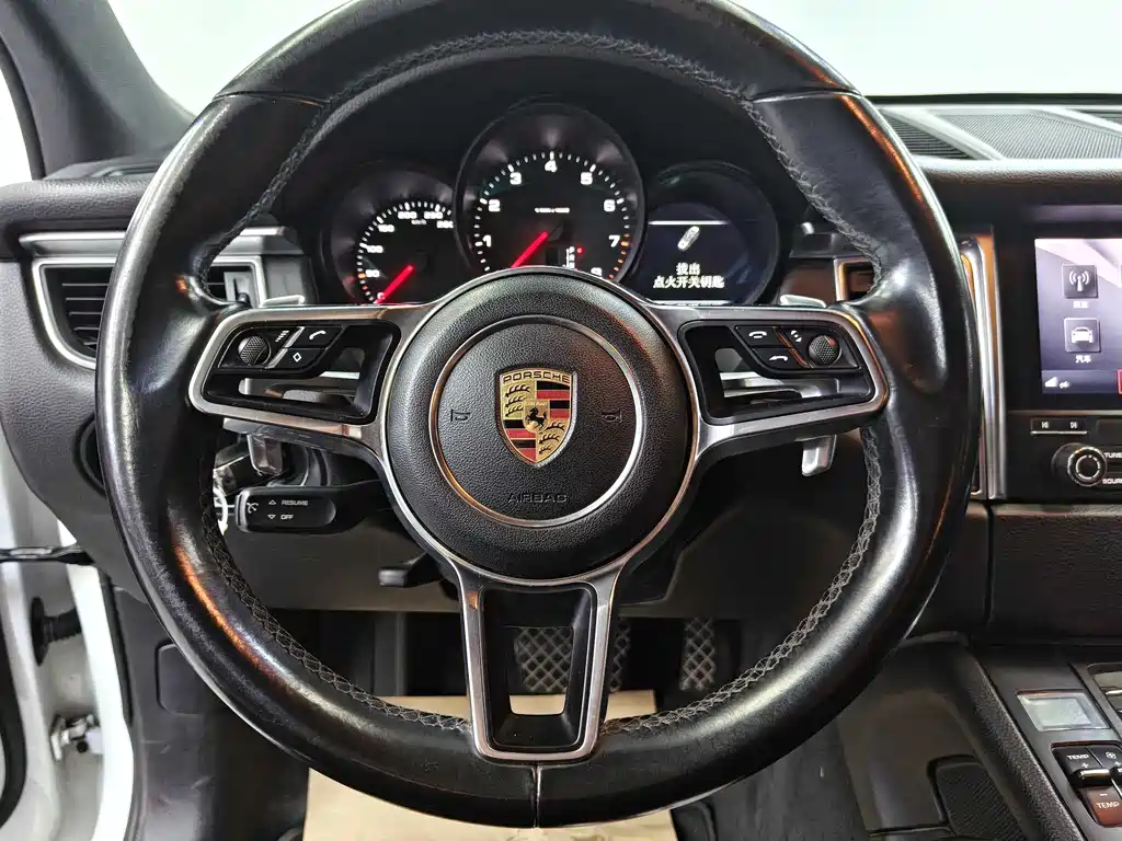 Porsche Macan 2017 — фото 18