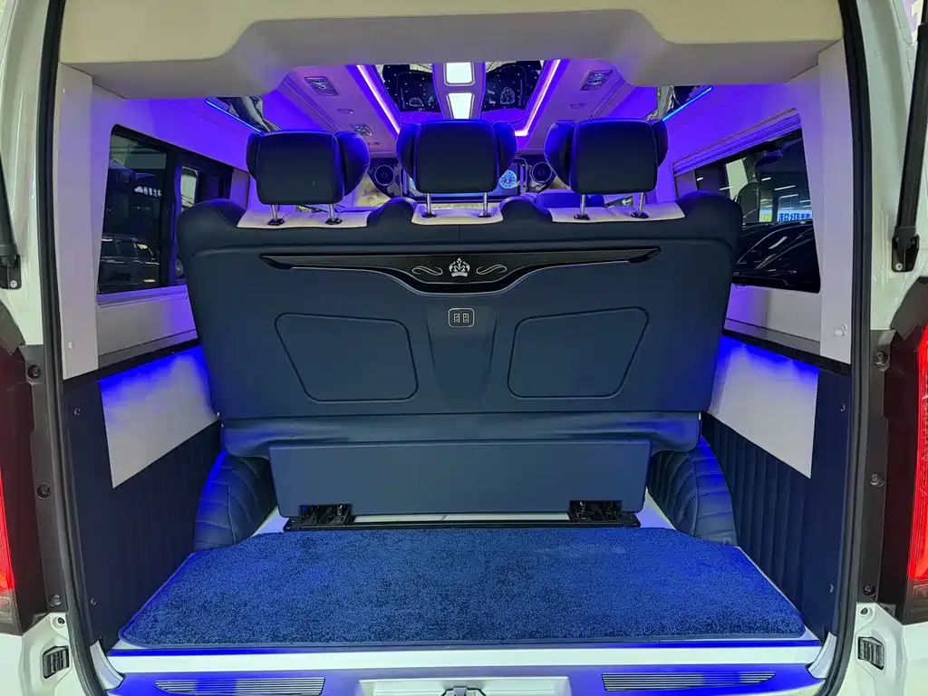 Toyota Hiace 2023 — фото 21