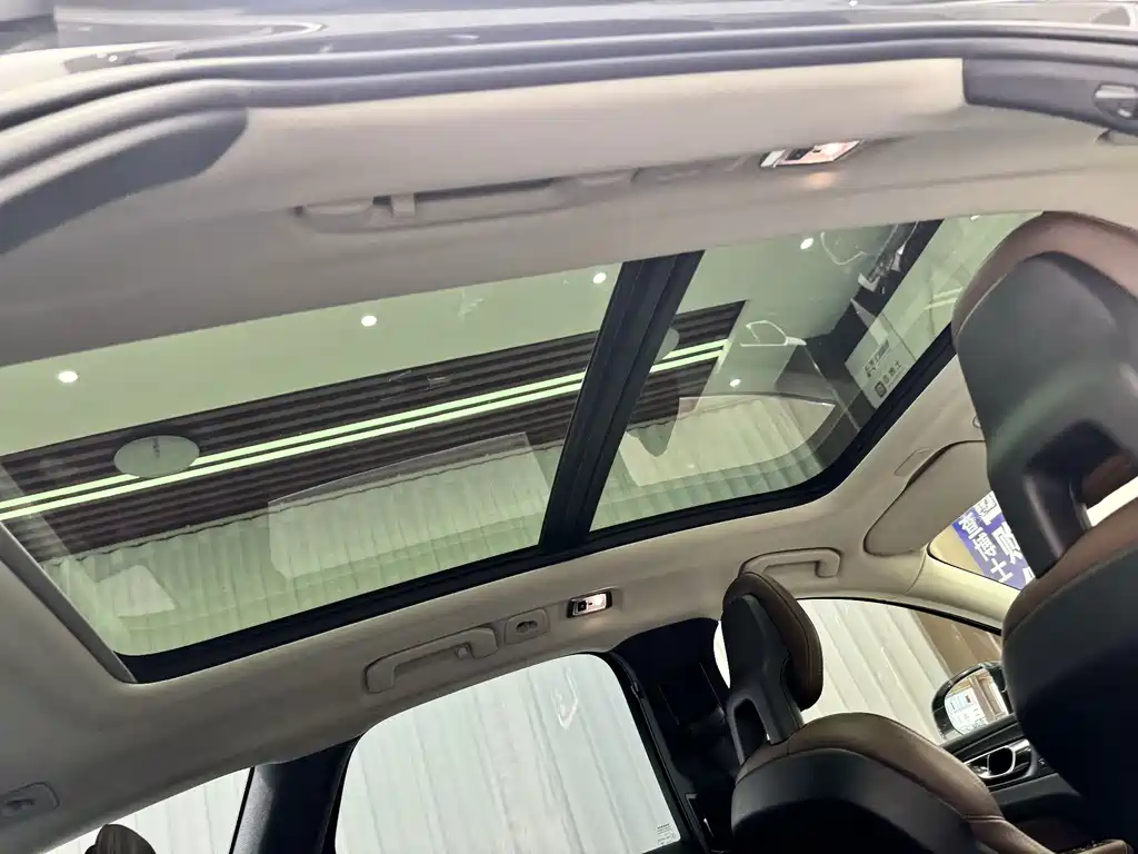 Volvo XC60 2018 — фото 19